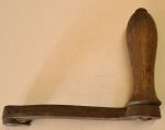 Hebel für Antrieb eines alten Gerätes aus Eisen mit Holzgriff, Original alt, Loch: 6mm Bohrung, nur 1 x verfügbar